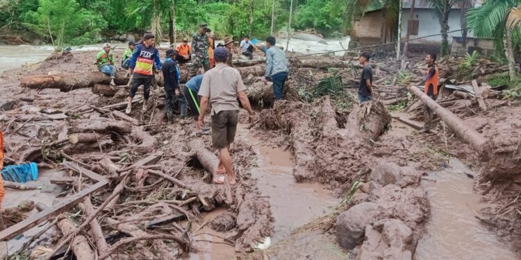 Pencarian korban korban banjir bandang di Kampung Langgai, Kenagarian Gantiang Mudiak Utara Surantih, Kecamatan Sutera Pesisir Selatan.