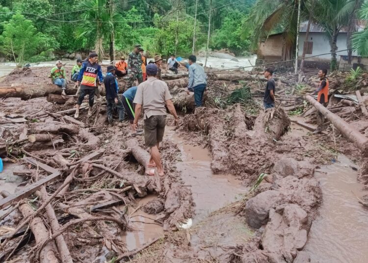 Pencarian korban korban banjir bandang di Kampung Langgai, Kenagarian Gantiang Mudiak Utara Surantih, Kecamatan Sutera Pesisir Selatan.