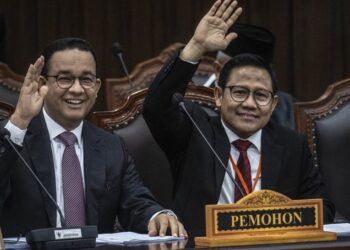 Pasangan Presiden dan Wakil Presiden Nomor Urut 01 Anies-Muhaimin pada Sidang MK sengketa hasil Pilpres 2024 (foto: ANTARA FOTO/Aprillio Akbar/Spt).