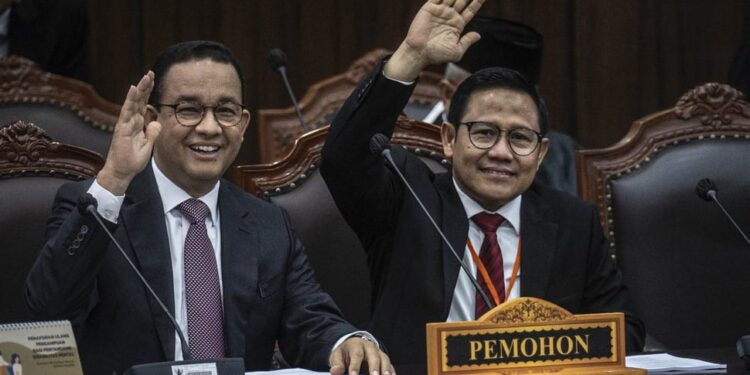 Pasangan Presiden dan Wakil Presiden Nomor Urut 01 Anies-Muhaimin pada Sidang MK sengketa hasil Pilpres 2024 (foto: ANTARA FOTO/Aprillio Akbar/Spt).