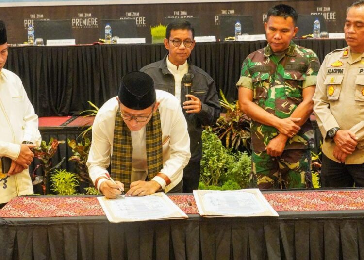 Wali Kota Padang bersama sejumlah tokoh menandatangani Pernyataan Sikap Bersama (foto: Humas Pemko Padang)