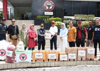 PT Semen Padang menyalurkan bantuan berupa bahan makanan untuk korban banjir Pesisir Selatan melalui Dinas Sosial Pemprov Sumbar, Minggu (10/3).