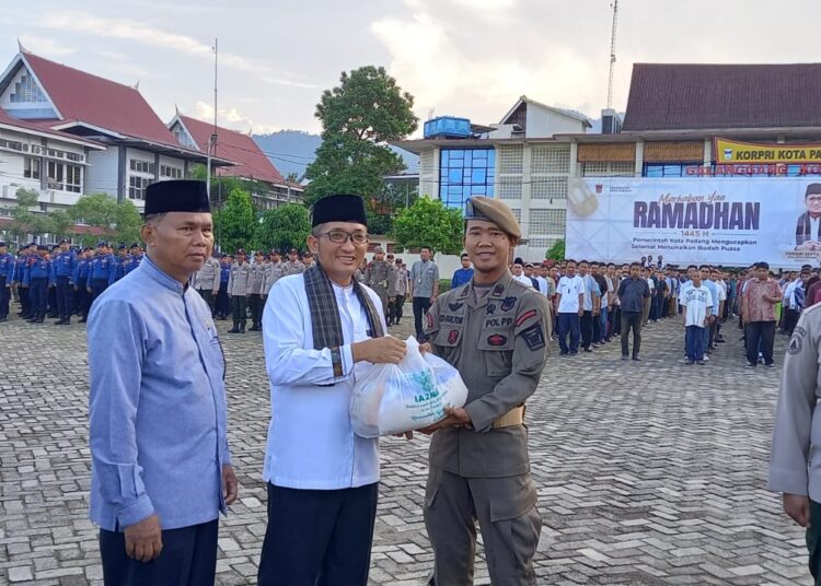 Wali Kota Padang menyerahkan sembako kepada non-ASN (foto: Humas Pemko Padang)