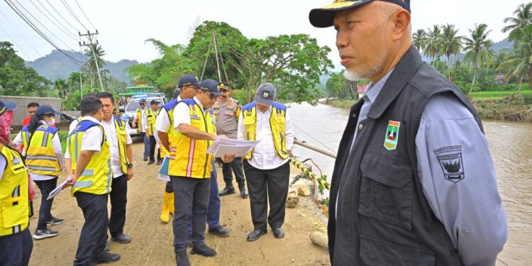 Gubernur Sumbar Mahyeldi meninjau jalan rusak di Pesisir Selatan (foto: Info Publik)