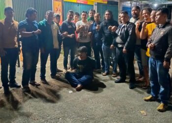 Tersangka Alfin (duduk) usai ditangkap tim gabungan di Kota Solok.