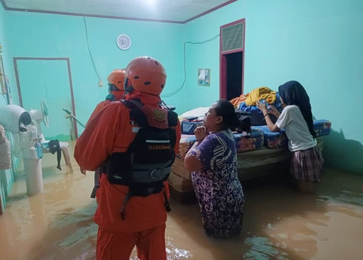 Bencana banjir melanda di Kota Padang pada Kamis-Jumat, 7-8 Maret 2024 (foto: BNPB)
