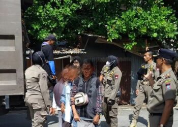 Satpol PP Kota Padang mengamankan sejumlah pengemis dan pedagang asongan (foto: Humas Satpol PP Kota Padang)