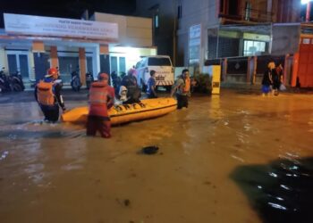 Hujan deras mengguyur Kota Solok sehingga mengakibatkan banjir (foto: BPBD Kota Solok)