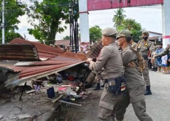 Petugas Satpol PP Kota Padang membongkar bangunan liar (foto: Instagram Satpol PP Kota Padang)