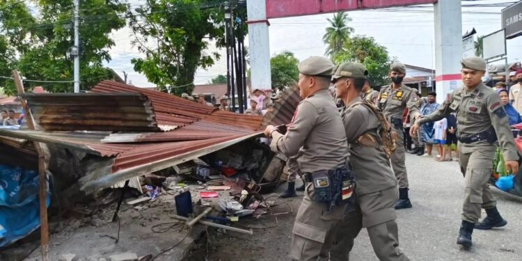 Petugas Satpol PP Kota Padang membongkar bangunan liar (foto: Instagram Satpol PP Kota Padang)