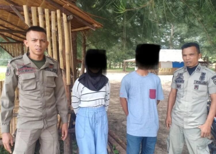 Satpol PP Pesisir Selatan menciduk pasangan yang sedang berdua-dua di pantai (foto: Instagram Satpol PP Pesisir Selatan)