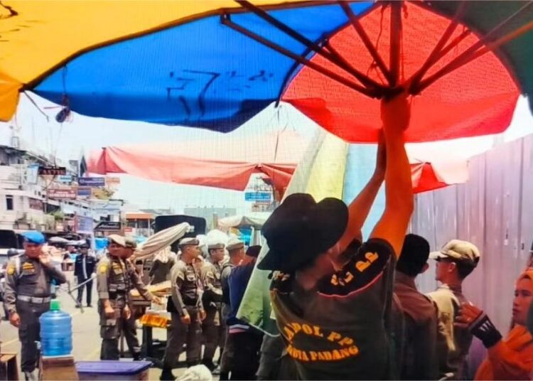 Petugas melakukan penertiban PKL di Pasar Raya Padang (foto: Satpol PP Kota Padang)