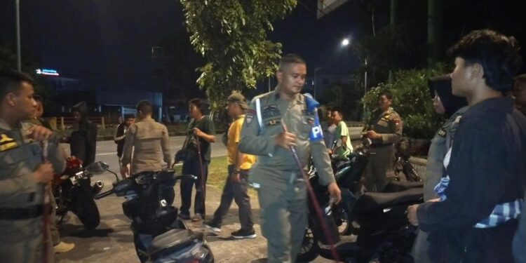 Petugas mengamankan sejumlah remaja yang terlibat balap liar dan tawuran di Kota Padang (foto: Humas Satpol PP Kota Padang).