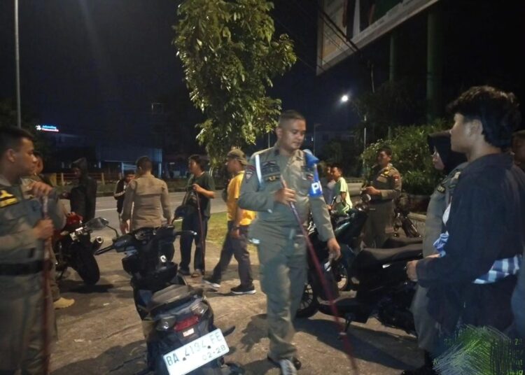 Petugas mengamankan sejumlah remaja yang terlibat balap liar dan tawuran di Kota Padang (foto: Humas Satpol PP Kota Padang).