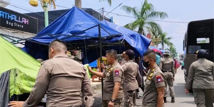 Penertiban PKL di Pasar Raya Padang (foto: Humas Satpol PP Kota Padang)