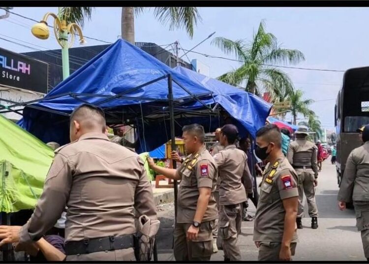 Penertiban PKL di Pasar Raya Padang (foto: Humas Satpol PP Kota Padang)