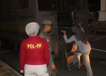 Petugas mengamankan sejumlah remaja putri yang keluyuran hingga larut malam (foto: Satpol PP Kota Padang)