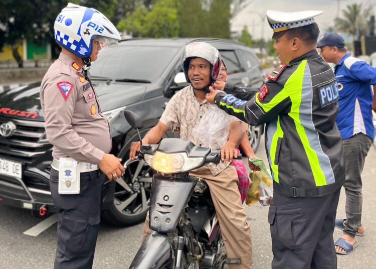 Polisi di Pasaman bagi-bagi helm gratis