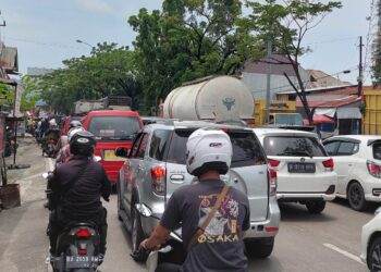 Macet sepanjang 3 kilometer terjadi di Jalan Bypass Lubuk Begalung Kota Padang pada Sabtu, 2 Maret 2024.