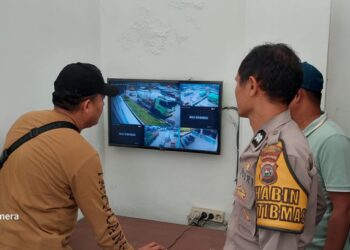 Polisi melakukan pengecekkan CCTV di Terminal Truk Koto Lalang, Lubuk Kilangan, Kota Padang.