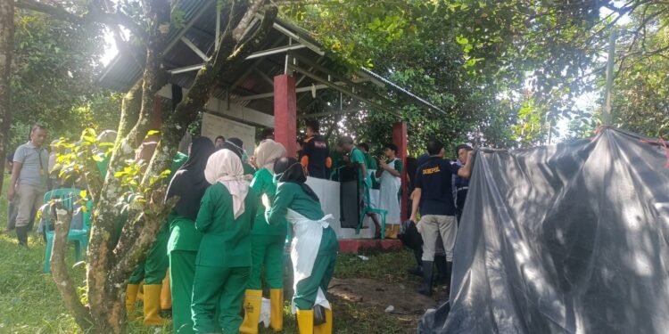 Polres Pesisir Selatan melakukan ekshumasi atau penggalian kubur untuk dilakukan autopsi (foto: Sumbarkita)