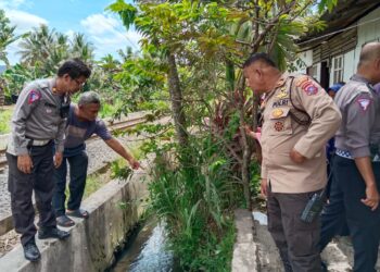 Balita di Padang ditemukan meninggal tercemplung ke dalam parit di depan rumahnya.