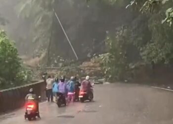 Jalan Padang-Solok diterjang longsor pada Kamis, 7 Maret 2024.