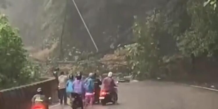 Jalan Padang-Solok diterjang longsor pada Kamis, 7 Maret 2024.