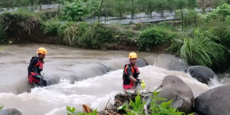 Basarnas mencari seorang remaja yang dilaporkan hilang saat menyeberangi sungai di Tanah Datar (foto: istimewa)