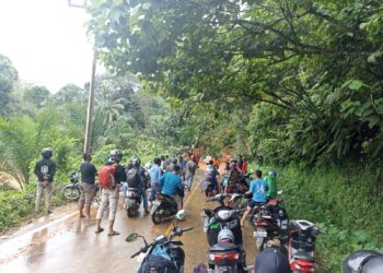 Jalan Padang-Painan putus total akibat longsor (foto: Sumbarkita)