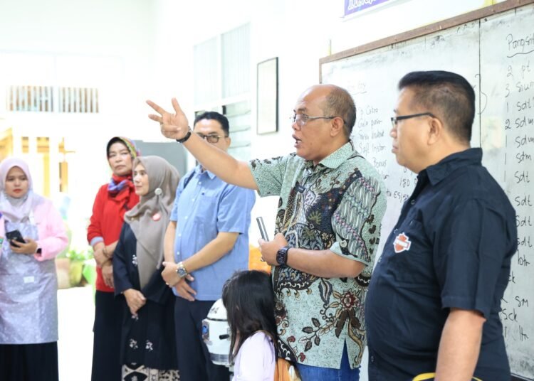 Ketua DPRD Sumbar Supardi beri motivasi kepada ibu-ibu saat pelatihan keterampilan di Payakumbuh.