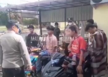 Polisi mengamankan sejumlah remaja yang melakukan aksi balap liar di jalan Pesisir Selatan (foto: tangkap layar vidio instagram matarakyat_sumbar)