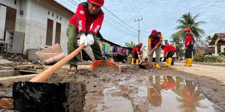 TRC Semen Padang gerak cepat membantu korban banjir di Pesisir Selatan (foto: Humas PT Semen Padang)