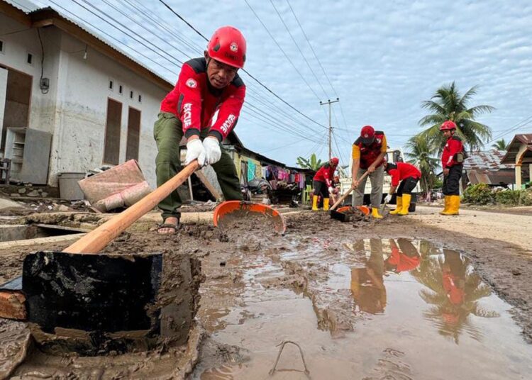 TRC Semen Padang gerak cepat membantu korban banjir di Pesisir Selatan (foto: Humas PT Semen Padang)