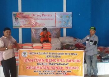 Perantau Pesisir Selatan salurkan bantuan kepada korban banjir di kampung halaman.