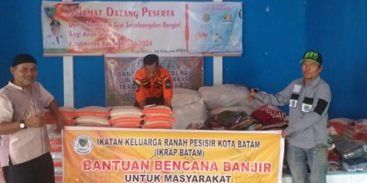 Perantau Pesisir Selatan salurkan bantuan kepada korban banjir di kampung halaman.