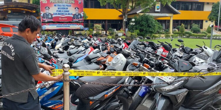 Puluhan kendaraan pelaku balap liar di Padang diamankan polisi.