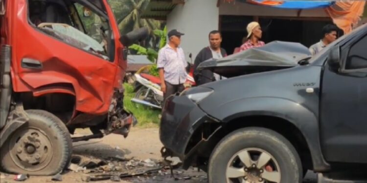 Kecelakaan adu kambing antara truk dan minibus di Cupak, Kabupaten Solok.