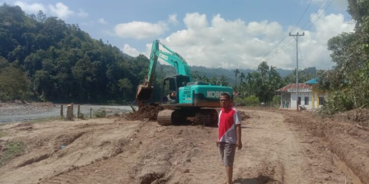 Pembukaan jalan baru di Pesisir Selatan pasca dihantam banjir dan longsor.