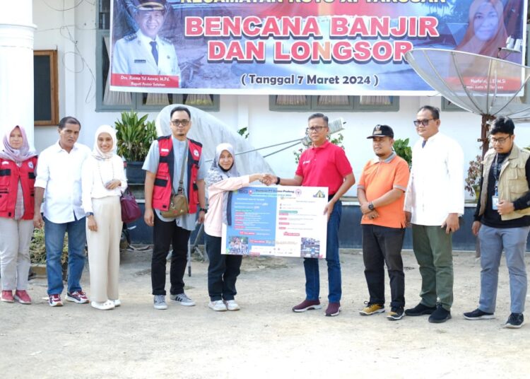 PT Semen Padang menyalurkan bantuan kepada korban banjir di Pesisir Selatan (foto: Humas PT Semen Padang)