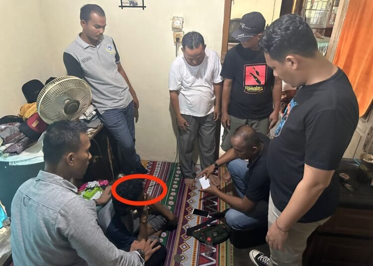 Polisi menangkap pengguna narkoba di Dharmasraya.
