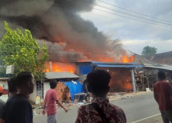 Sebuah bangunan habis terbakar di Pasaman Barat.