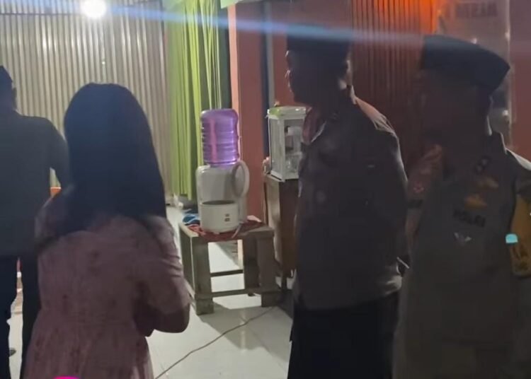 Sebuah kafe sekaligus tempat karaoke di Padang Pariaman ditegur petugas.