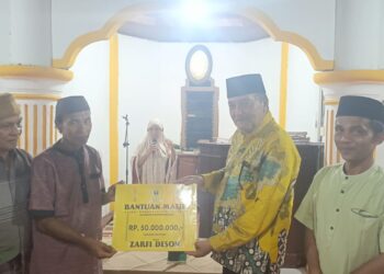 DPRD Sumbar menyerahkan bantuan kepada pengurus Masjid di Pesisir Selatan.