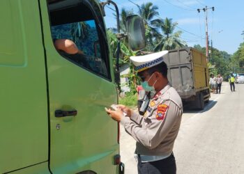 Sejumlah truk ditilang oleh Polisi di Padang.