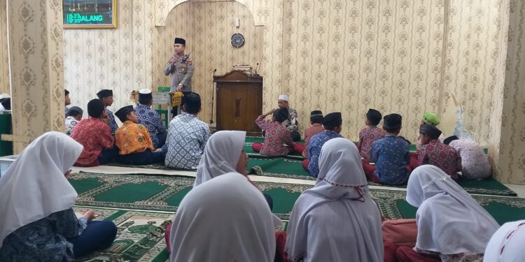 Kapolsek Lubuk Kilangan menyambangi sejumlah masjid di Kota Padang.