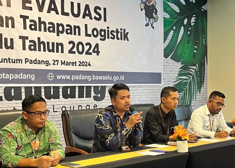 Bawaslu Kota Padang lakukan evaluasi logistik Pemilu 2024.