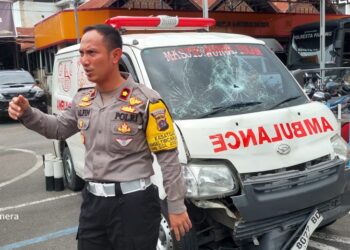 Ambulans yang menabrak polisi saat membubarkan aksi tawuran.