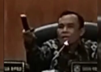 Ketua DPRD Kabupaten Solok Dodi Hendra mengeluarkan pisau saat sidang paripurna (foto: tangkap layar vidio)