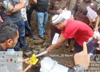 Rekonstruksi terkait kasus dugaan pembunuhan ayah tiri di Pesisir Selatan.